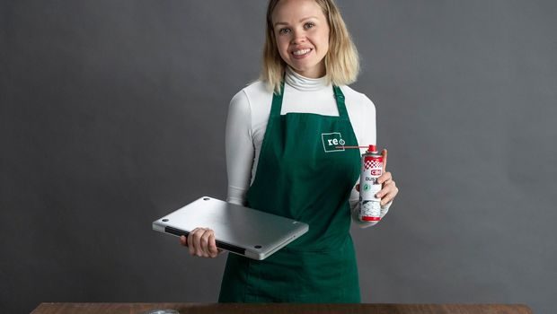 kvinne med elektronikk