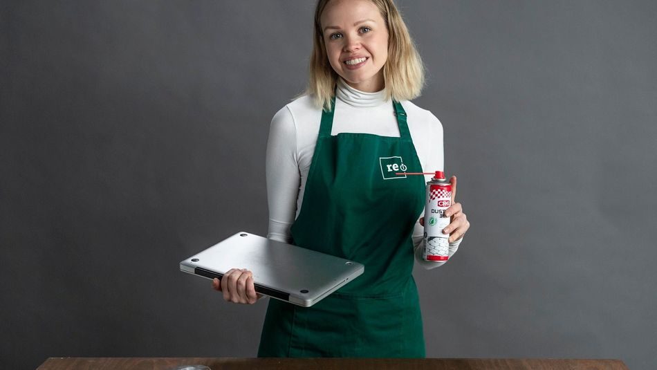 kvinne med elektronikk