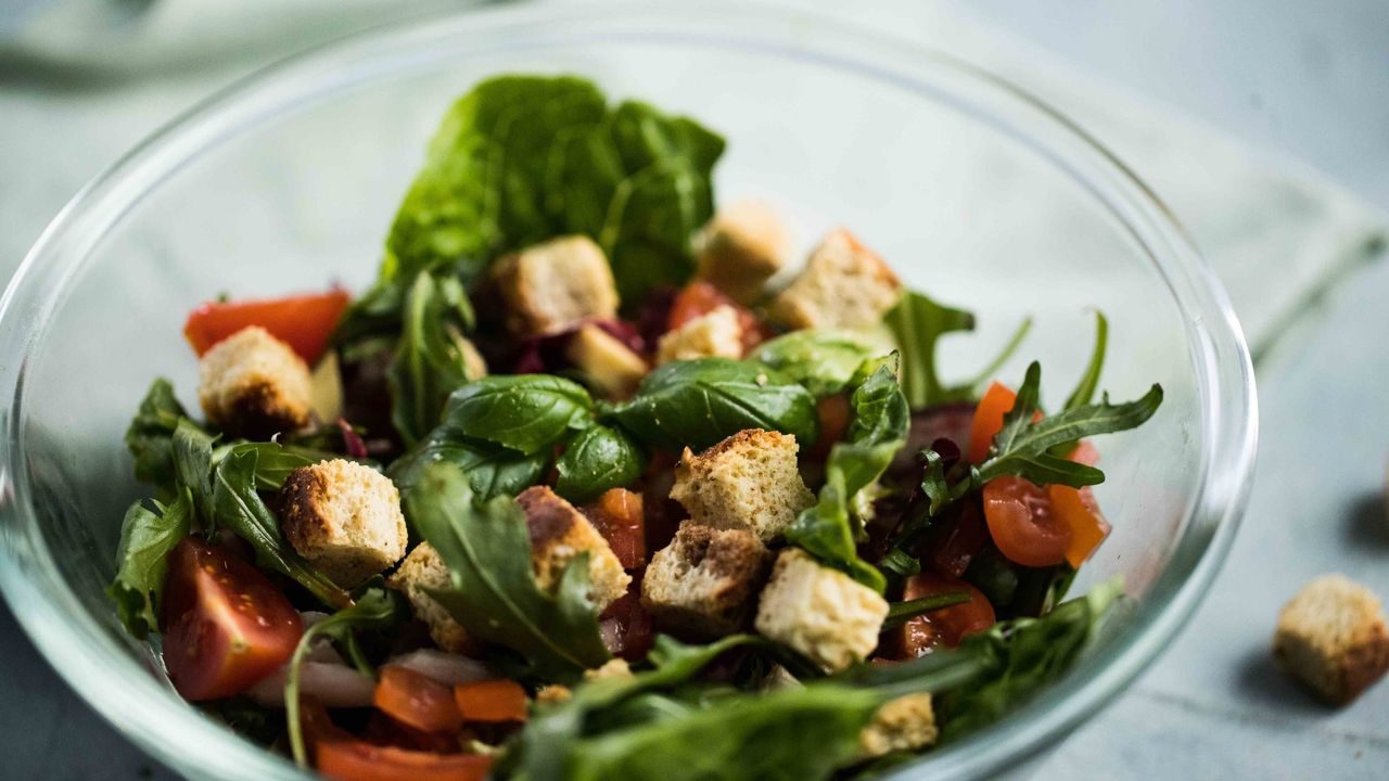 Dette kan du lage med brødrester: Krutonger i salat