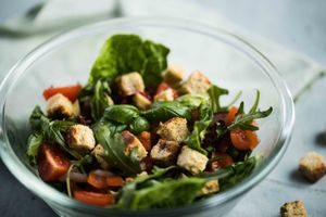 Dette kan du lage med brødrester: Krutonger i salat