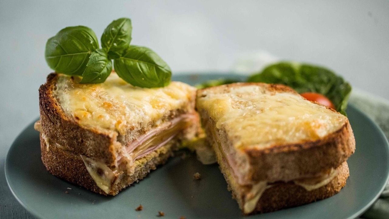 Dette kan du lage med brødrester: Ostesmørbrød