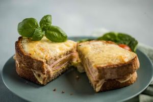 Dette kan du lage med brødrester: Ostesmørbrød