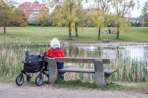 Omvei rundt Hovindammen. Dame sitter på benk.