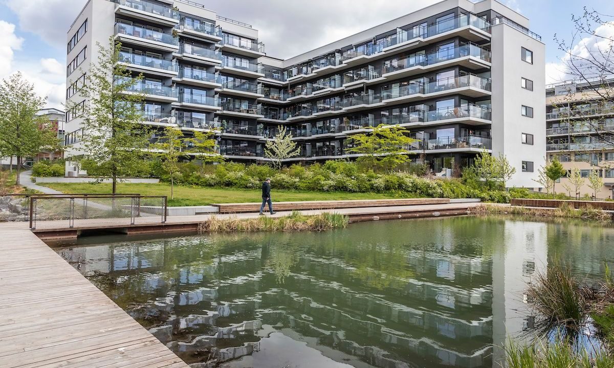 Stien langs Hovinbekken egner seg best for gange.