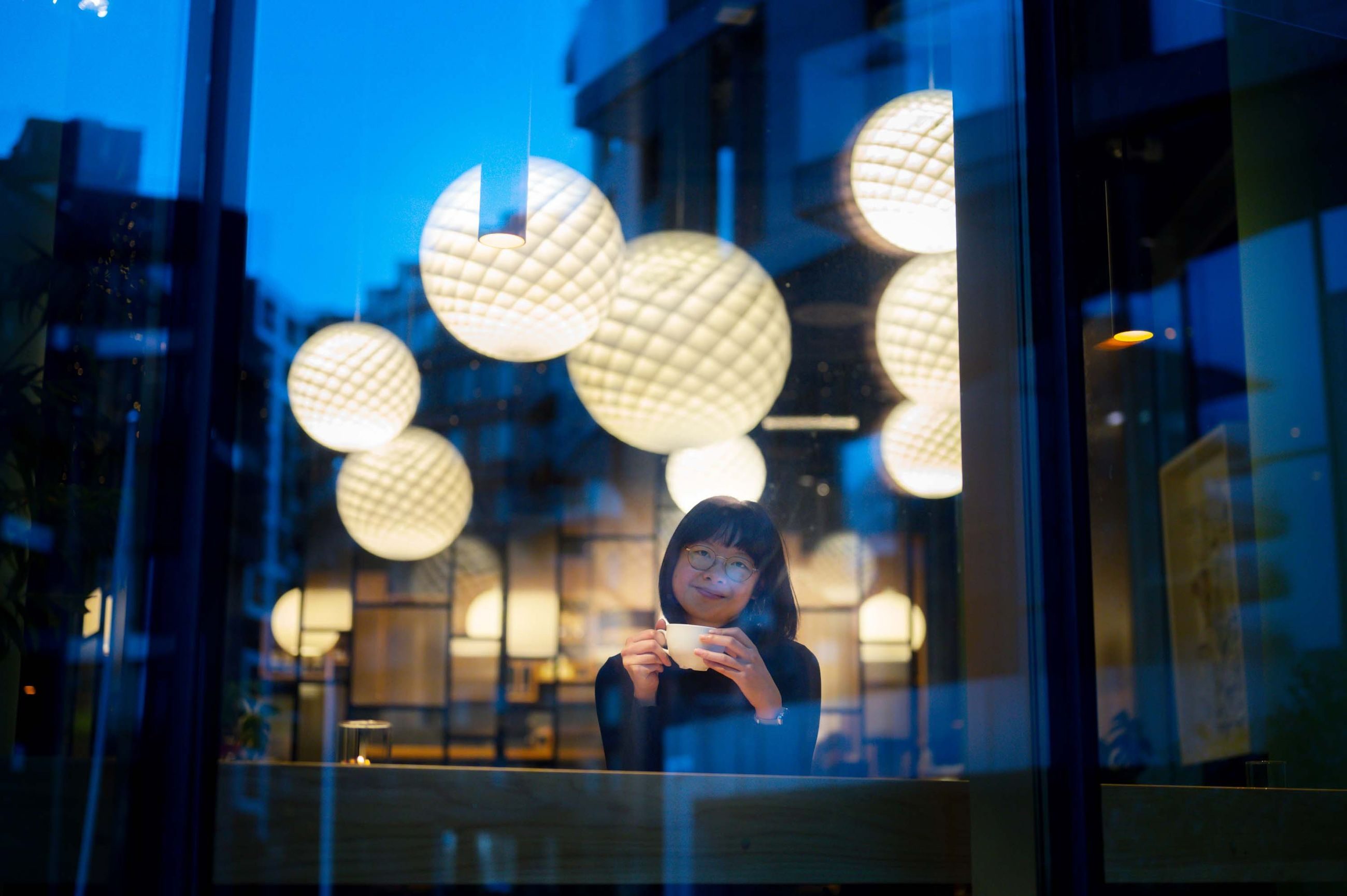 Grønn innovasjon: kvinne gjennom vindu