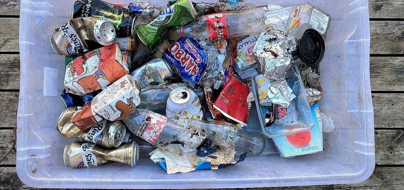 søppel blir plast i havet, kasse med plast og flasker