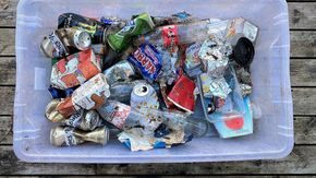 søppel blir plast i havet, kasse med plast og flasker