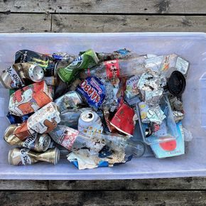 søppel blir plast i havet, kasse med plast og flasker