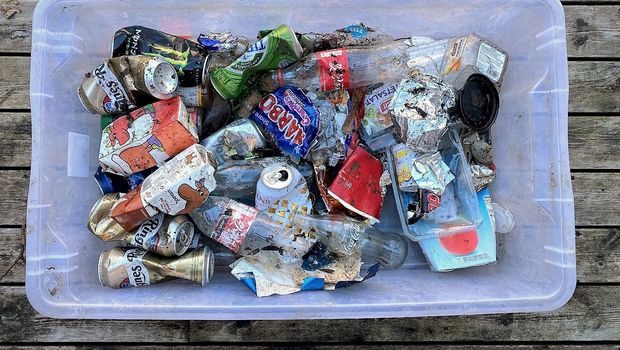 søppel blir plast i havet, kasse med plast og flasker