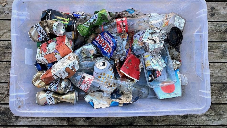 søppel blir plast i havet, kasse med plast og flasker