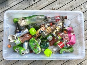 søppel, kasse med flasker og bokser