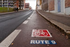 vintersykling: merket byrute i asfalten