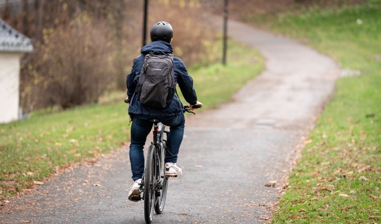 vintersykling: Einar på sykkelen, bakfra