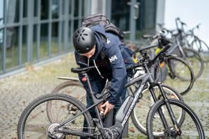 Einar låser sykkelen