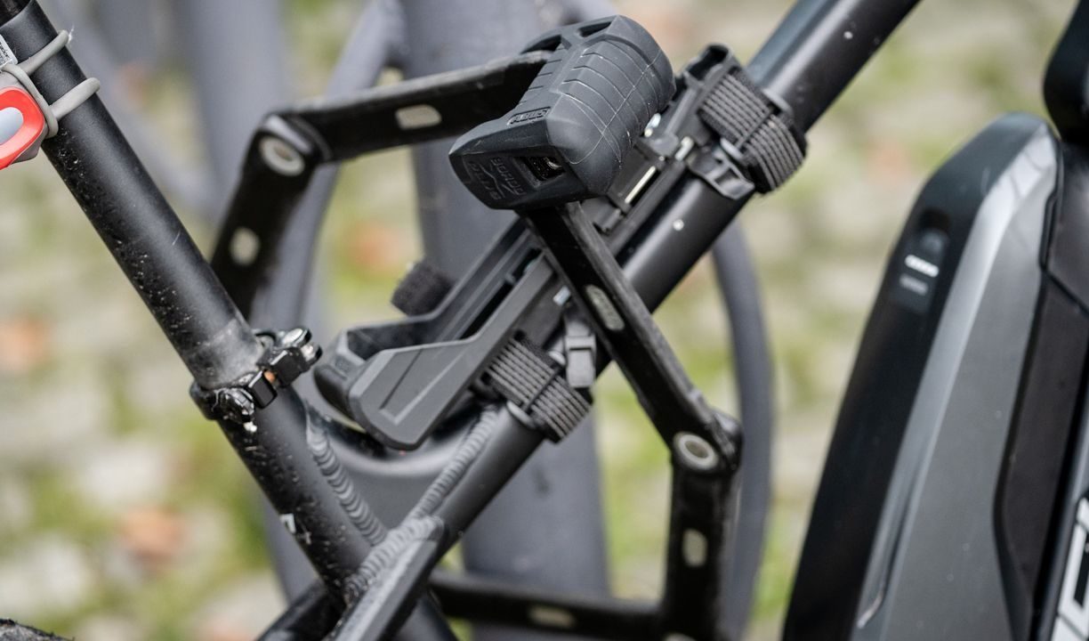 Einar løsner sykkelbatteriet