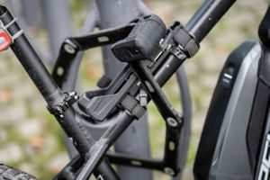 Einar løsner sykkelbatteriet