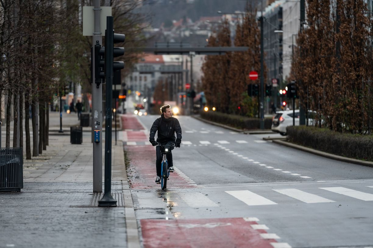 vintersykling: mann på bysykkel