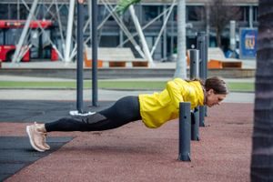 styrketrening utendørs: armhevinger