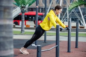 styrketrening utendørs: armhevinger