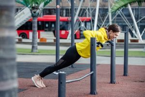 styrketrening utendørs: armhevinger