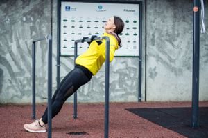 styrketrening utendørs: kroppshev