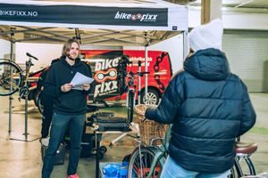 Sykkelservice, ansatt leverer sykkel på service.
