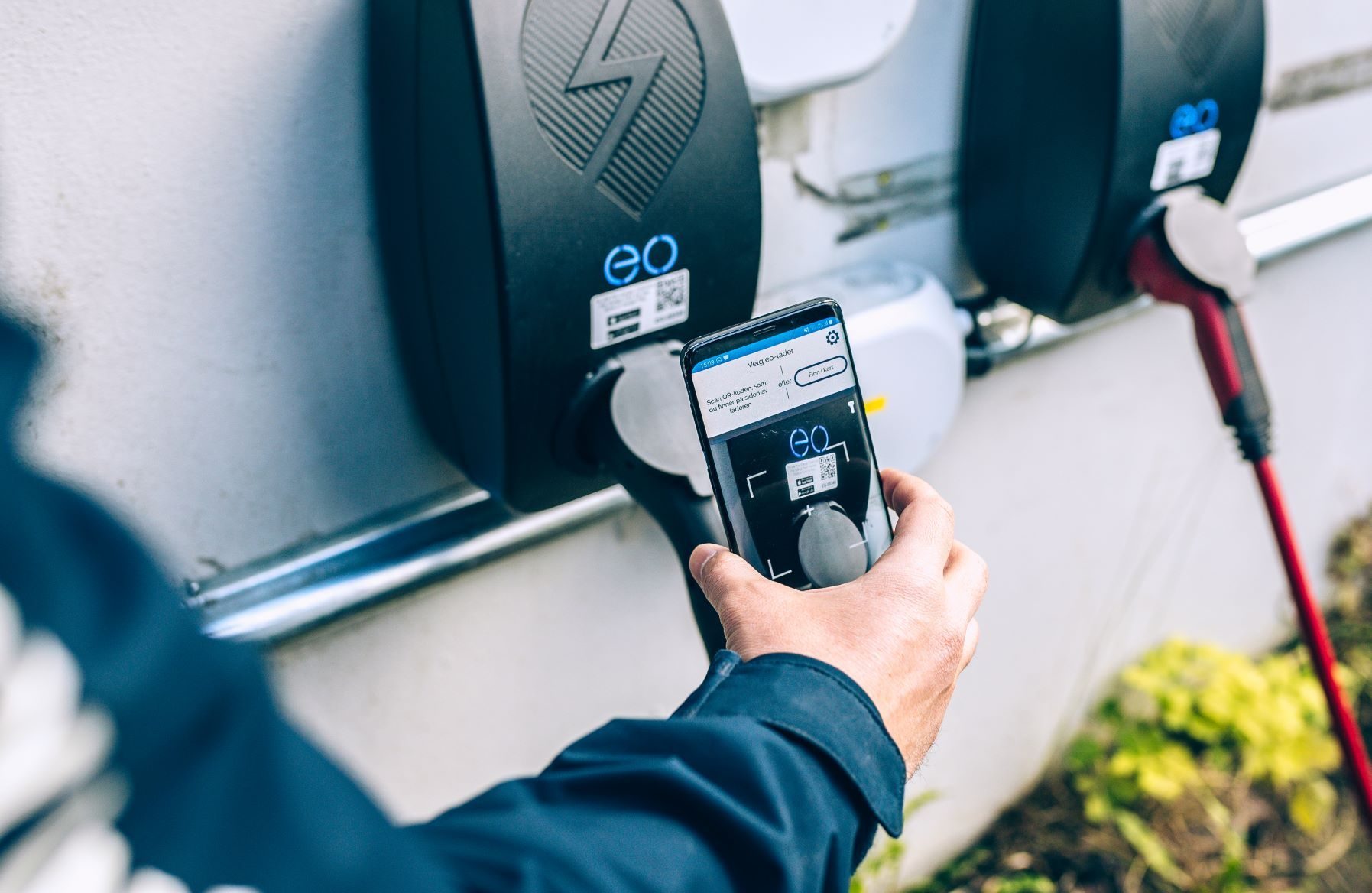 Ladere for elvarebil aktiveres ved hjelp av en mobilapp.