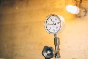 isoleringsarbeid Manometer som måler trykket på fjernvarmen som kommer inn.