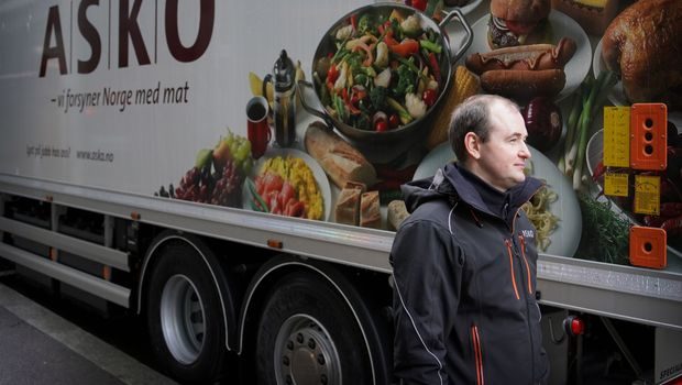 sjåfør foran el-lastebil fra ASKO