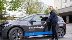 Jon Harald Rønning i Hyre viser fram en sv selskapets elektriske delebiler