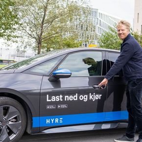 Jon Harald Rønning i Hyre viser fram en sv selskapets elektriske delebiler