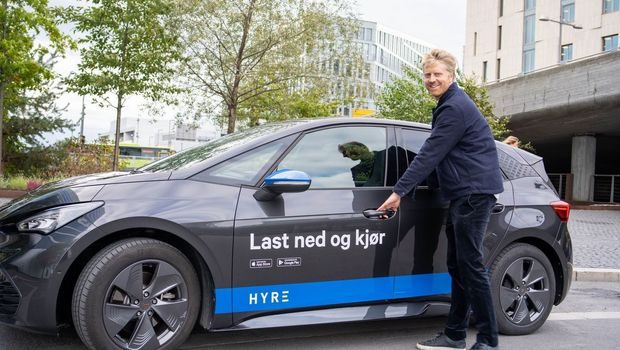 Jon Harald Rønning i Hyre viser fram en sv selskapets elektriske delebiler