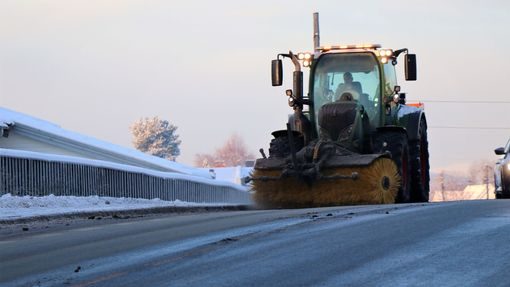 Traktor som måker gate