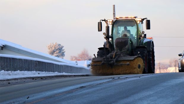 Traktor som måker gate