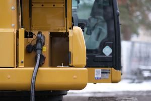 Gravemaskin som lader