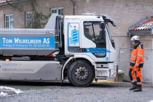 Elektrisk lastebil henter steinmasser på byggeplassen