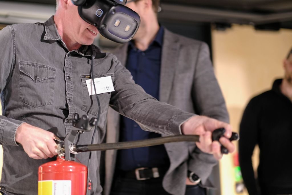 Mann med VR-briller og brannslukningsapparat