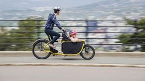 Mann og barn på lastesykkel