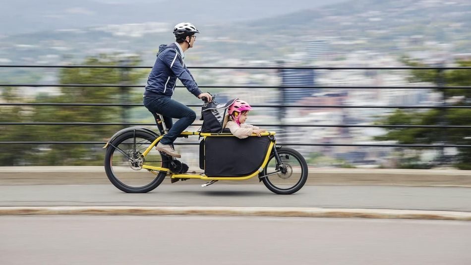 Mann og barn på lastesykkel