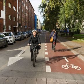 Jobbreiser: Kvinne sykler på Sagene i Oslo