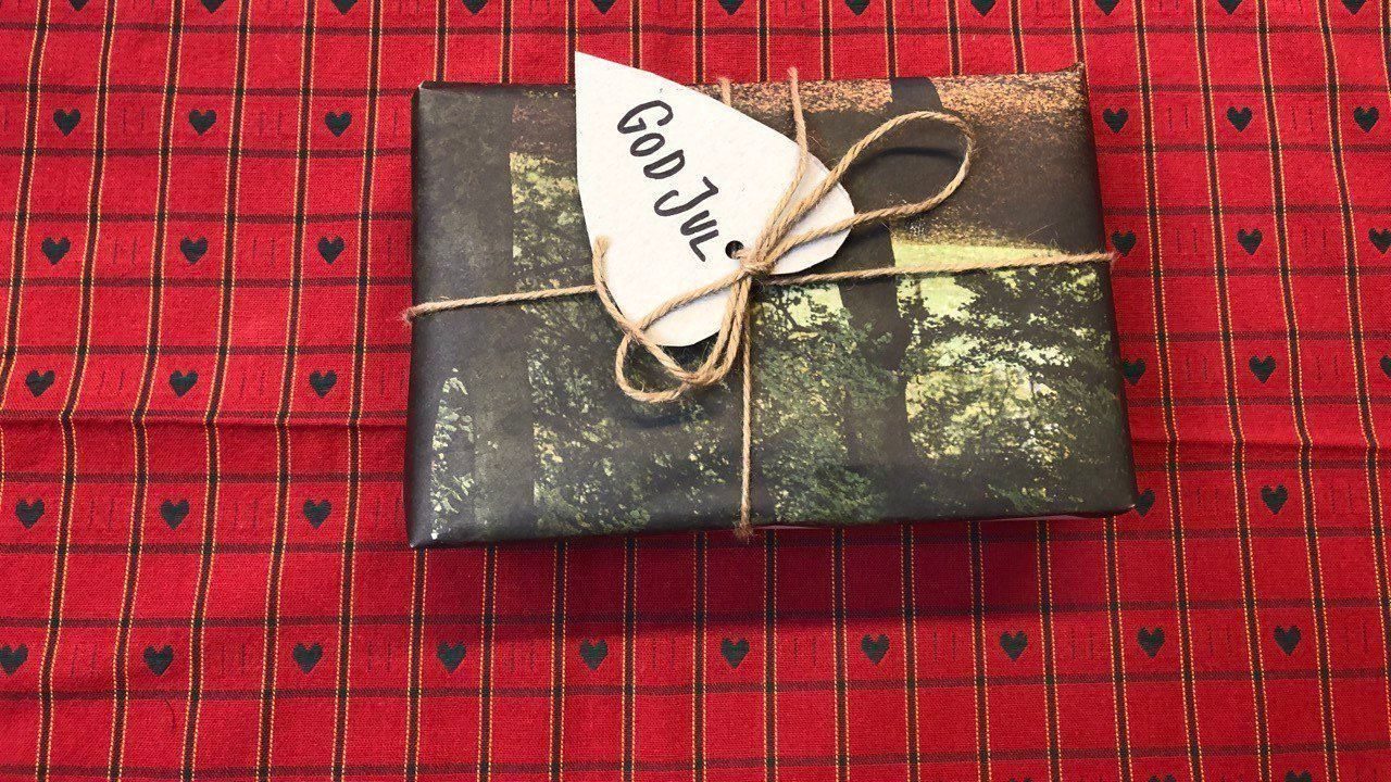 Grønnere jul - Avispapir gaveinnpakning