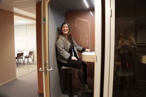 Cecilie Kjølnes inne i et lite rom for digitale møter.